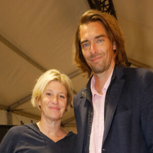 Exclusif - Maïtena Biraben, Camille Lacourt - Backstage du défilé des 30 ans de l’Association "Ruban rose" à l'occasion d'octobre rose 2022 la campagne du mois de sensibilisation au cancer du sein en marge de la Fashion Week De Paris (PFW), au Trocadéro à Paris, France, le 1 octobre 2022. Pour lancer sa campagne de sensibilisation à l’occasion d’Octobre Rose 2022, l’Association Ruban Rose réunira, samedi 1er octobre 2022 à Paris un collectif de 30 femmes touchées personnellement par la maladie. Trois d’entre elles, dont l’identité sera révélée lors de l’événement, sont des personnalités connues du grand public. © Christophe Clovis/Bestimage