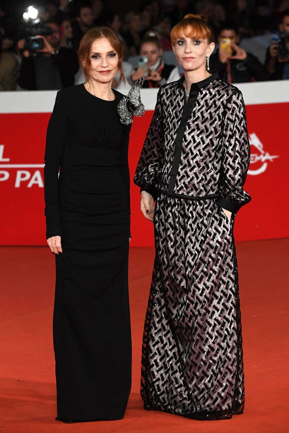 A quand un film avec Lolita Chammah, son fils Gabriel et sa mère Isabelle Huppert ?
Isabelle Huppert, Lolita Chammah (enceinte) - Red Carpet du film "Caravage" lors de la 17ème édition du festival du film de Rome le 18 octobre 2022.