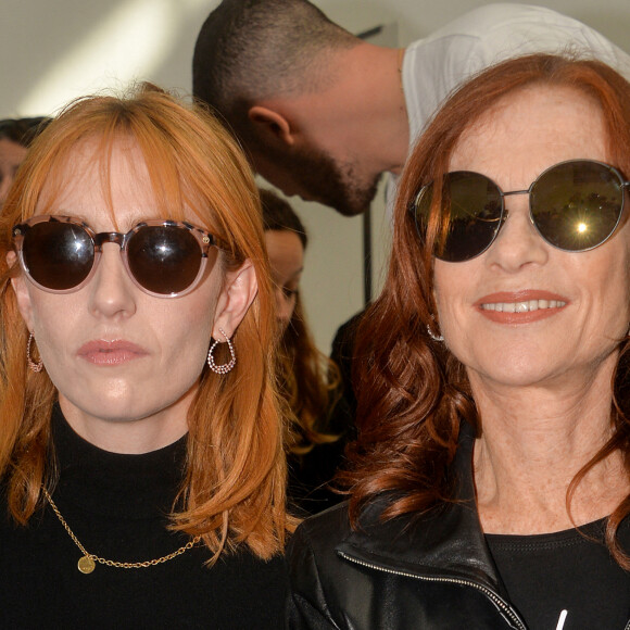 Lolita Chammah et sa mère Isabelle Huppert au défilé de mode PAP printemps-été 2020 "Agnes B " à Paris. Le 30 septembre 2019. © Veeren Ramsamy-Christophe Clovis / Bestimage.