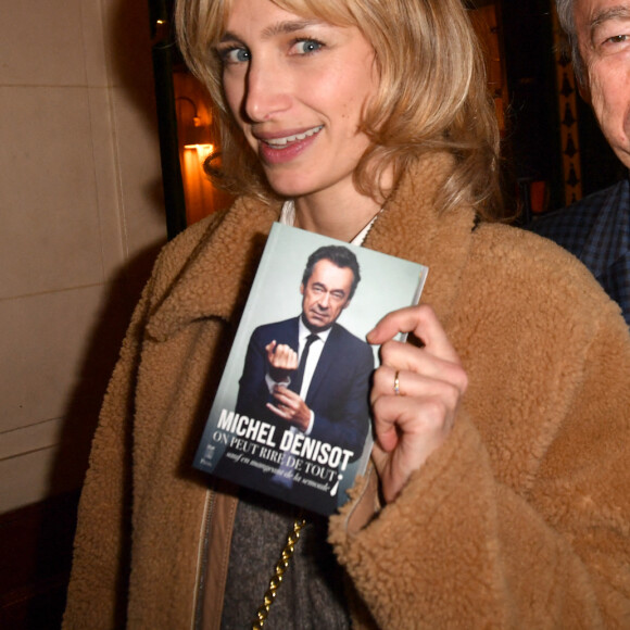 Pauline Lefèvre, Michel Denisot - Cocktail pour la sortie du livre de Michel Denisot " On peut rire de tout, sauf en mangeant de la semoule" aux Deux Magots à Paris le 15 mars 2023. © Veeren/ Bestimage