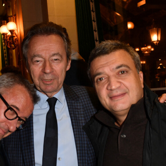 Christophe Dechavanne, Michel Denisot, Thomas Langmann - Cocktail pour la sortie du livre de Michel Denisot " On peut rire de tout, sauf en mangeant de la semoule" aux Deux Magots à Paris le 15 mars 2023. © Veeren/ Bestimage 