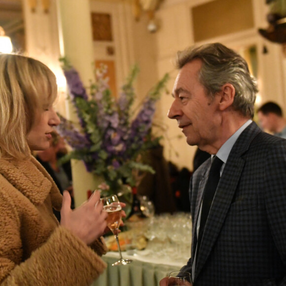 Pauline Lefèvre, Michel Denisot - Cocktail pour la sortie du livre de Michel Denisot " On peut rire de tout, sauf en mangeant de la semoule" aux Deux Magots à Paris le 15 mars 2023. © Veeren/ Bestimage 