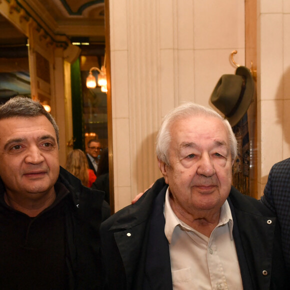 Thomas Langmann et une amie, Paul Rassam, Michel Denisot - Cocktail pour la sortie du livre de Michel Denisot " On peut rire de tout, sauf en mangeant de la semoule" aux Deux Magots à Paris le 15 mars 2023. © Veeren/ Bestimage 