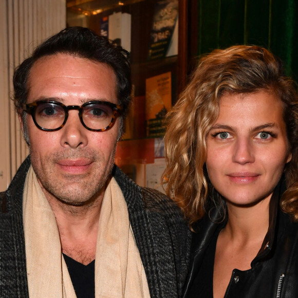 Nicolas Bedos et sa compagne Pauline Desmonts - Cocktail pour la sortie du livre de Michel Denisot " On peut rire de tout, sauf en mangeant de la semoule" aux Deux Magots à Paris le 15 mars 2023. © Veeren/ Bestimage 