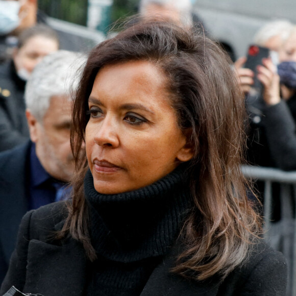 C'est notamment pour cette raison qu'en juillet dernier, alors qu'elles attendaient l'embarquement de leur vol à l'aéroport de Paris Orly, elle la filmait certes, mais en décidant de ne pas montrer son visage
Karine Le Marchand - Obsèques de Jean-Pierre Pernaut en la Basilique Sainte-Clotilde à Paris le 9 mars 2022. © Christophe Clovis / Bestimage