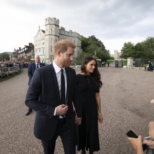 Le prince Harry, duc de Sussex, Meghan Markle, duchesse de Sussex à la rencontre de la foule devant le château de Windsor, suite au décès de la reine Elisabeth II d'Angleterre. Le 10 septembre 2022 