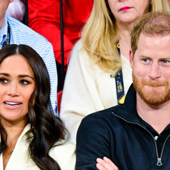 Le prince Harry et Meghan Markle assistent à la finale d'athlétisme, au deuxième jour des Invictus Games 2020 à La Haye, le 17 avril 2022. 