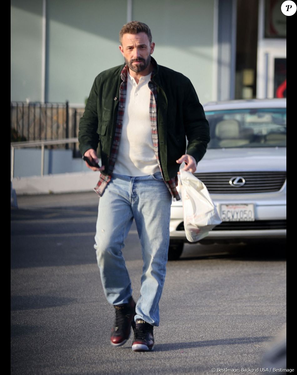 Interrogé par The Hollywood Reporter, Ben Affleck a accepté de livrer sa version des faits concernant les images de son remontage de bretelles par J.Lo face caméra
Ben Affleck et sa femme Jennifer Affleck (Lopez) débarquent, avec leurs enfants, d'un jet privé en provenance de Miami sur le tarmac de l'aéroport de Los Angeles, le 9 octobre 2022.
