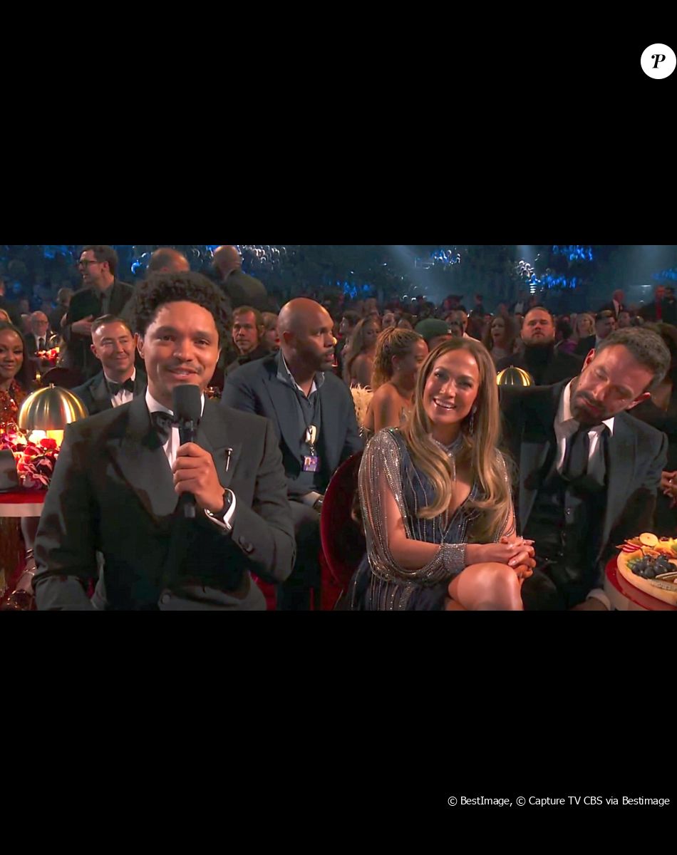 "Je me suis penché vers Jennifer, et je lui ai dit : 'Dès qu'ils commenceront à tourner, je vais m'éloigner de toi et te laisser à côté de Trevor.' Elle m'a répondu : 'Tu ferais mieux de ne pas partir'."
Trevor Noah, Jennifer Lopez et son mari Ben Affleck - Présentateur des Grammy Awards, l'humoriste Trevor Noah n'a pas manqué de faire une référence aux Mémoires du prince Harry, parus début janvier et intitulés Le Suppléant (Fayard) en évoquant l'anecdote de son pénis gelé. © Capture TV CBS via Bestimage
