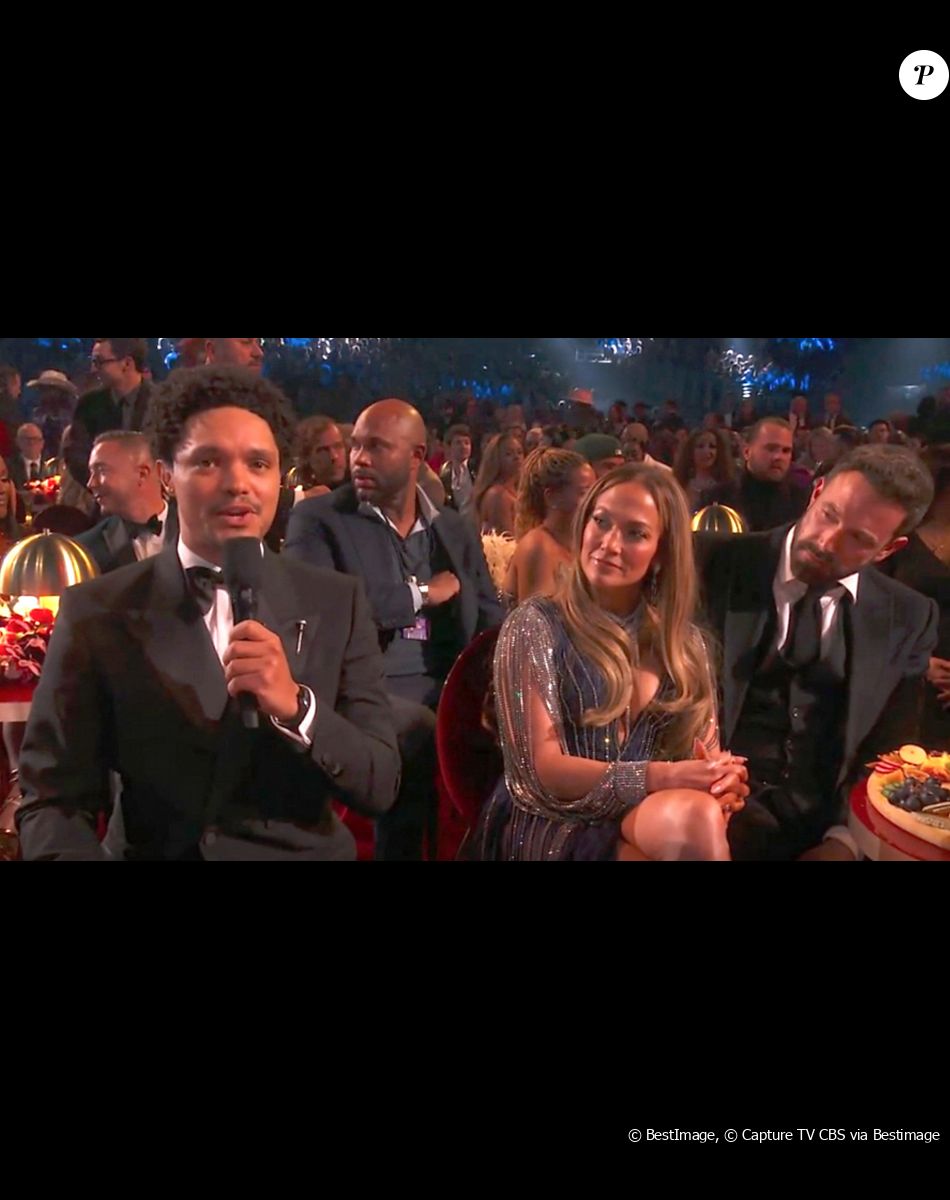 On connaît enfin la vérité sur la scène, devenue mythique, entre Jennifer Lopez et Ben Affleck lors de la cérémonie des Grammy Awards en février dernier
Trevor Noah, Jennifer Lopez et son mari Ben Affleck - Présentateur des Grammy Awards, l'humoriste Trevor Noah n'a pas manqué de faire une référence aux Mémoires du prince Harry, parus début janvier et intitulés Le Suppléant (Fayard) en évoquant l'anecdote de son pénis gelé. © Capture TV CBS via Bestimage