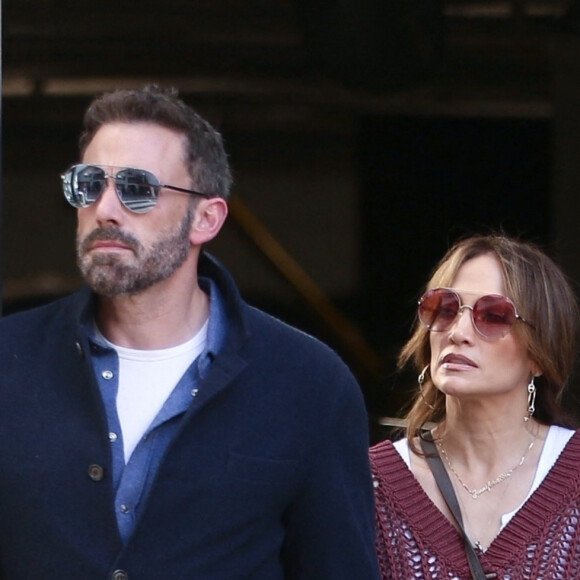 Exclusif - Jennifer Lopez et son mari Ben Affleck se baladent et font du shopping avec leurs enfants Samuel, Emme et Maximilian lors du week-end d'Halloween dans Brentwood à Los Angeles le 30 octobre 2022.