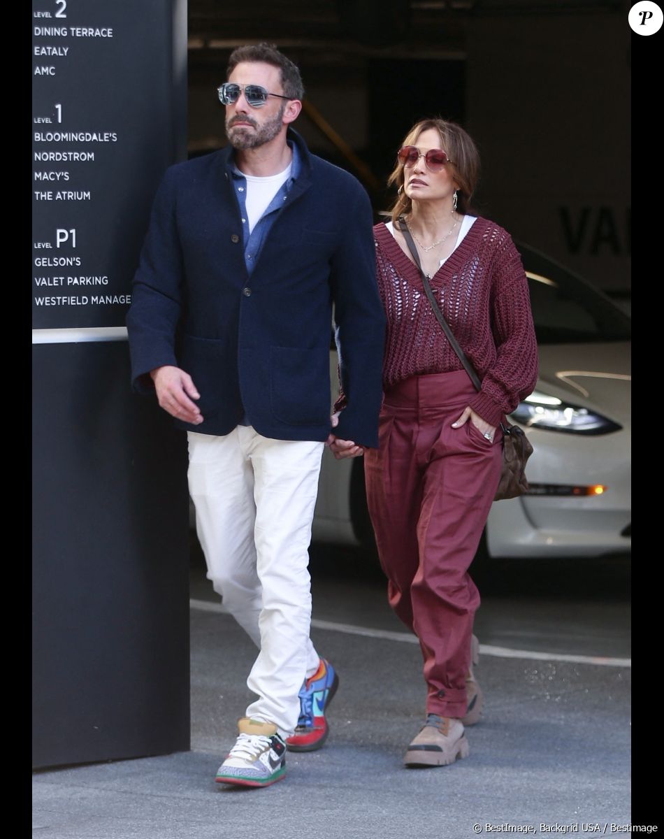 Exclusif - Jennifer Lopez et son mari Ben Affleck se baladent et font du shopping avec leurs enfants Samuel, Emme et Maximilian lors du week-end d'Halloween dans Brentwood à Los Angeles le 30 octobre 2022.