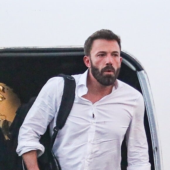 Interrogé par The Hollywood Reporter, Ben Affleck a accepté de livrer sa version des faits concernant les images de son remontage de bretelles par J.Lo face caméra
Ben Affleck et sa femme Jennifer Affleck (Lopez) débarquent, avec leurs enfants, d'un jet privé en provenance de Miami sur le tarmac de l'aéroport de Los Angeles, le 9 octobre 2022.