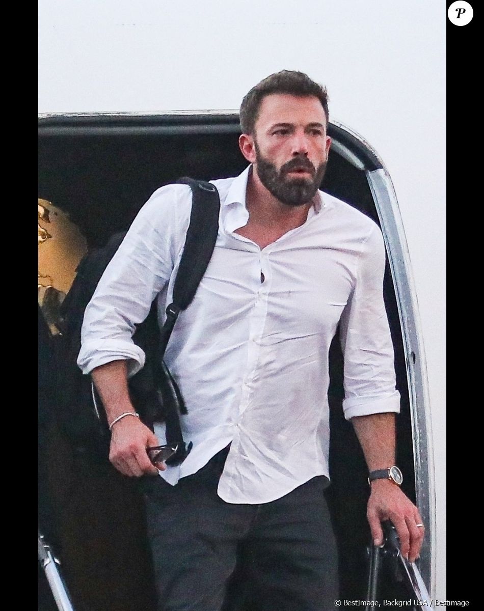 Interrogé par The Hollywood Reporter, Ben Affleck a accepté de livrer sa version des faits concernant les images de son remontage de bretelles par J.Lo face caméra
Ben Affleck et sa femme Jennifer Affleck (Lopez) débarquent, avec leurs enfants, d'un jet privé en provenance de Miami sur le tarmac de l'aéroport de Los Angeles, le 9 octobre 2022.