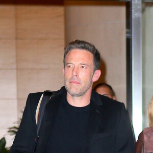 Jennifer Lopez et son compagnon Ben Affleck sortent de l'hôtel Mandarin à New York, le 10 octobre 2021. 