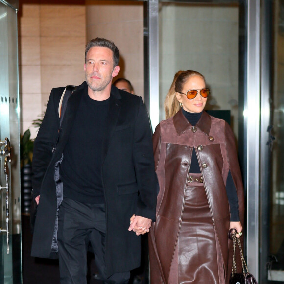 Jennifer Lopez et son compagnon Ben Affleck sortent de l'hôtel Mandarin à New York, le 10 octobre 2021. 