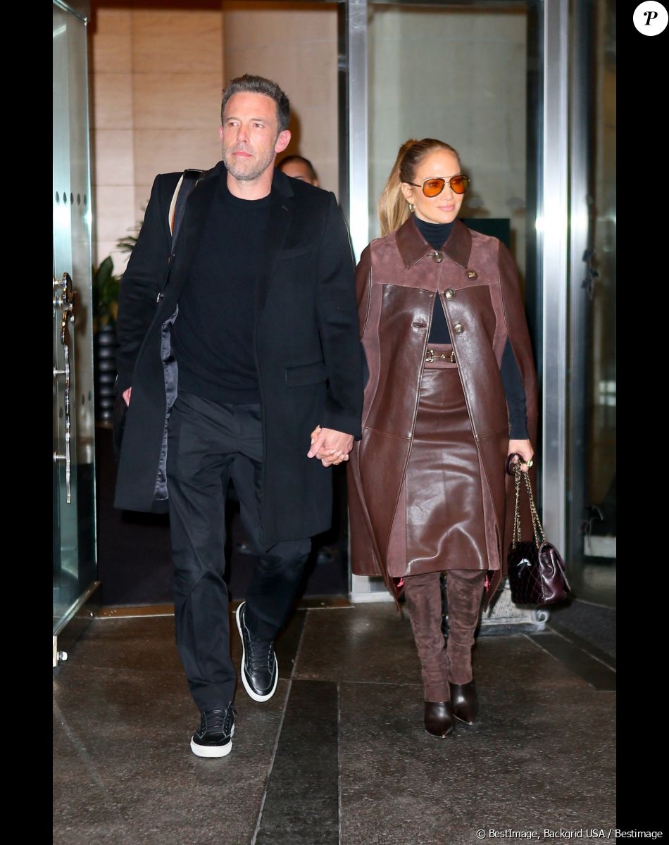 Jennifer Lopez et son compagnon Ben Affleck sortent de l'hôtel Mandarin à New York, le 10 octobre 2021.