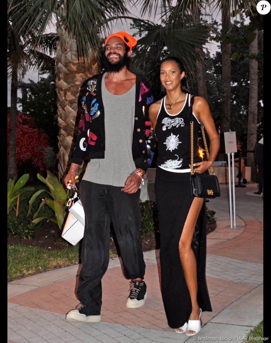 "Je suis un père copain, mais un père. Il y a des règles quand même", indique-t-il, avant de faire une confidence
Exclusif - Joakim Noah et sa femme Lais Ribeiro quittent la soirée Chanel à Miami, le 4 novembre 2022. Assis sur un banc, le basketteur de 37 ans a été pris d'un fou rire avec ses amis. Au cours de la soirée, sa soeur, J.Noah a défilé.