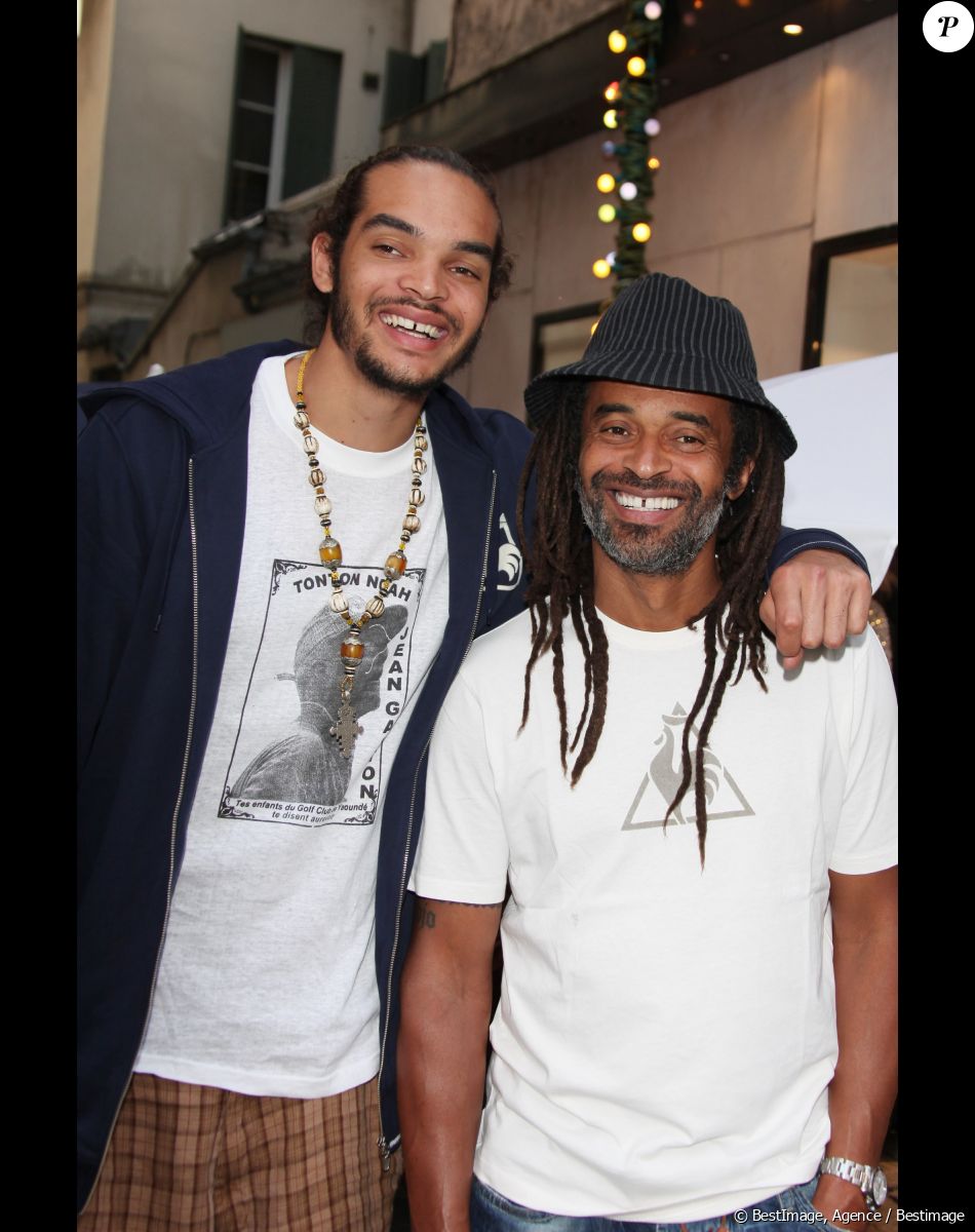 Dans le livre Rencontres inoubliables - Vie privée, vie publique de la journaliste Mireille Dumas, il évoque son rôle de père
Yannick Noah et son fils Joakim Noah inaugurent une boutique du 'Coq Sportif' à Paris le 2 Juin 2010.