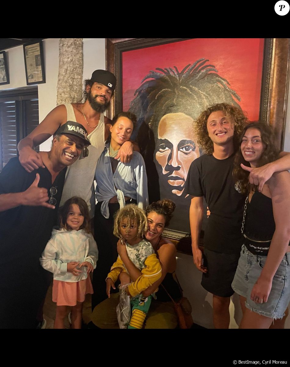L'ancien tennisman est le père de 5 enfants de 3 femmes différentes
Jenaye, Eleejah, Joalukas Noah, son père Yannick Noah lors de la soirée d'anniversaire de Joalukas Noah, fils de Yannick Noah et Isabelle Camus, pour ses 18 ans à Paris. © Cyril Moreau / Bestimage