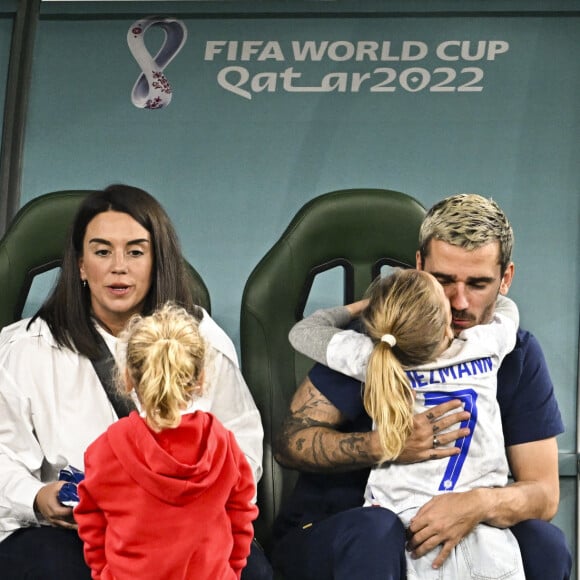 Griezmann Antoine (FRA) en famille avec sa femme Erika Choperena et leurs filles - Les joueurs de l'équipe de France passent un moment avec leur famille avant la rencontre France/Tunisie lors de la Coupe du Monde de la FIFA, Qatar 2022 le 30 novembre 2022. © JB Autissier / Panoramic / Bestimage