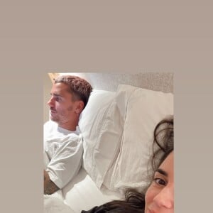 Mais le 18 mars 2023, c'est depuis leur lit qu'Erika Choperena a publié une photo avec Antoine Griezmann dans sa story Instagram.