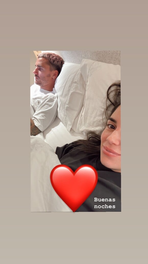 Mais le 18 mars 2023, c'est depuis leur lit qu'Erika Choperena a publié une photo avec Antoine Griezmann dans sa story Instagram.
