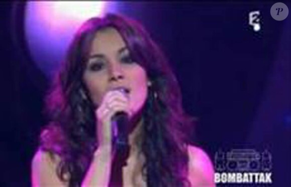Sarah Riani dévoilera en mai 2010 son premier album, annoncé par le single Intouchable