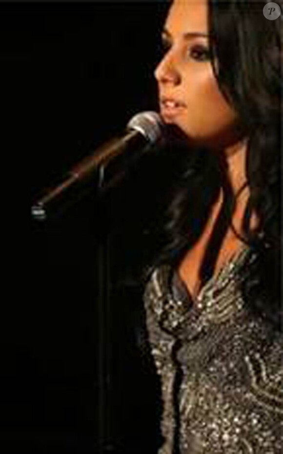 Sarah Riani dévoilera en mai 2010 son premier album, annoncé par le single Intouchable