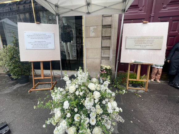 Il y a un an, le 19 mars 2022, le rugbyman de 42 ans a été assassiné dans les rues de Paris
Semi-exclusif - Plaque apportée par la famille du défunt (contenant un message plus engagé) et la plaque commémorative qui sera apposée ultérieurement sur le lieu du décès - Cérémonie en hommage à Federico Martin Aramburu (international argentin de rugby à XV ayant fait la majorité de sa carrière en France notamment dans l'équipe du Biarritz Olympique) assassiné le 19 mars 2022 alors qu'il s'interposait dans une altercation à la terrasse du "Mabillon" sur le boulevard Saint-Germain à Paris, France, le 19 mars 2023. © Christophe Clovis / Bestimage 