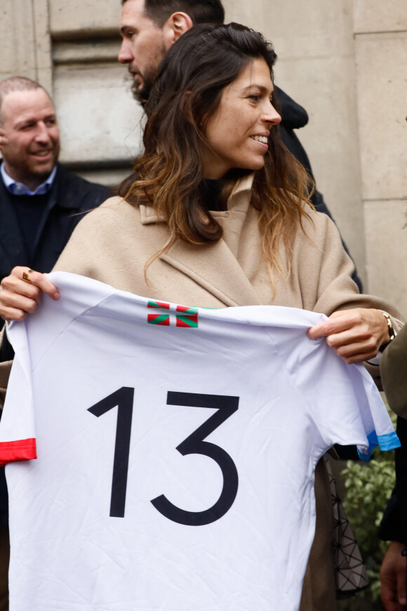 Semi-exclusif - Maria Aramburu (veuve) avec le maillot de son défunt mari - Cérémonie en hommage à Federico Martin Aramburu (international argentin de rugby à XV ayant fait la majorité de sa carrière en France notamment dans l'équipe du Biarritz Olympique) assassiné le 19 mars 2022 alors qu'il s'interposait dans une altercation à la terrasse du "Mabillon" sur le boulevard Saint-Germain à Paris, France, le 19 mars 2023. © Christophe Clovis / Bestimage