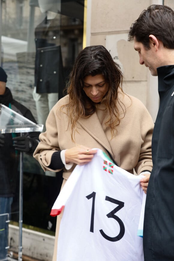 Semi-exclusif - Maria Aramburu (veuve) avec le maillot de son défunt mari - Cérémonie en hommage à Federico Martin Aramburu (international argentin de rugby à XV ayant fait la majorité de sa carrière en France notamment dans l'équipe du Biarritz Olympique) assassiné le 19 mars 2022 alors qu'il s'interposait dans une altercation à la terrasse du "Mabillon" sur le boulevard Saint-Germain à Paris, France, le 19 mars 2023. © Christophe Clovis / Bestimage