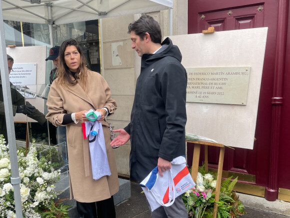 Une plaque commémorative a été installée au 146, boulevard Saint-Germain, dans le VIe arrondissement de la capitale
Semi-exclusif - Maria Aramburu (veuve) avec le maillot de sont défunt mari, Pierre Rabadan (ancien international français de rugby à XV, adjoint au maire de Parie en charge du sport et des JO) - Cérémonie en hommage à Federico Martin Aramburu (international argentin de rugby à XV ayant fait la majorité de sa carrière en France notamment dans l'équipe du Biarritz Olympique) assassiné le 19 mars 2022 alors qu'il s'interposait dans une altercation à la terrasse du "Mabillon" sur le boulevard Saint-Germain à Paris, France, le 19 mars 2023. © Christophe Clovis / Bestimage