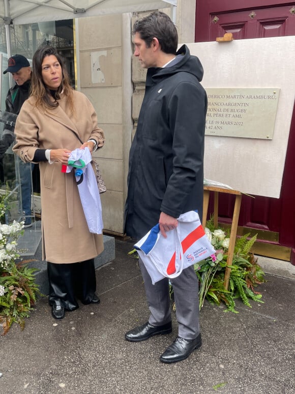 Semi-exclusif - Maria Aramburu (veuve) avec le maillot de sont défunt mari, Pierre Rabadan (ancien international français de rugby à XV, adjoint au maire de Parie en charge du sport et des JO) - Cérémonie en hommage à Federico Martin Aramburu (international argentin de rugby à XV ayant fait la majorité de sa carrière en France notamment dans l'équipe du Biarritz Olympique) assassiné le 19 mars 2022 alors qu'il s'interposait dans une altercation à la terrasse du "Mabillon" sur le boulevard Saint-Germain à Paris, France, le 19 mars 2023. © Christophe Clovis / Bestimage