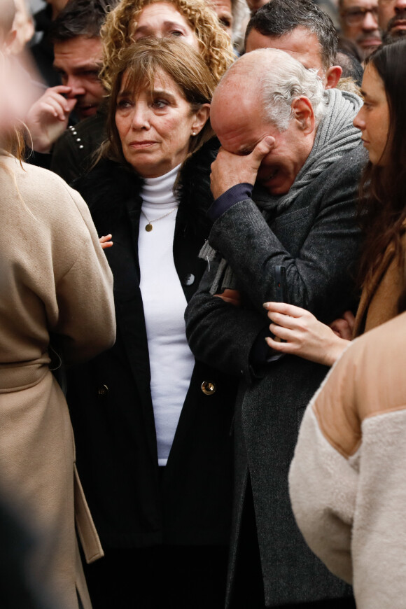 Cecilia, la mère du rugbyman a pris la parole, tandis que son père n'a pu retenir ses larmes
Semi-exclusif - Cécilia (mère du défunt) aux côtés de son mari (père du défunt) très émus - Cérémonie en hommage à Federico Martin Aramburu (international argentin de rugby à XV ayant fait la majorité de sa carrière en France notamment dans l'équipe du Biarritz Olympique) assassiné le 19 mars 2022 alors qu'il s'interposait dans une altercation à la terrasse du "Mabillon" sur le boulevard Saint-Germain à Paris, France, le 19 mars 2023. © Christophe Clovis / Bestimage