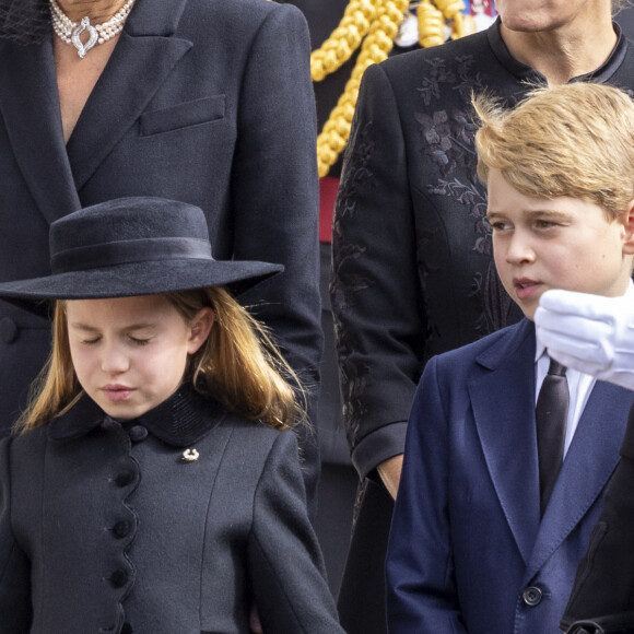 La princesse Charlotte et le prince George de Galles, la reine consort Camilla Parker Bowles - Procession du cercueil de la reine Elizabeth II d'Angleterre de l'Abbaye de Westminster à Wellington Arch à Hyde Park Corner. Le 19 septembre 2022 