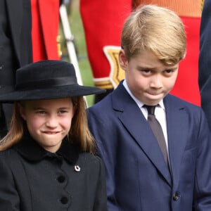 Et cette fois-ci, sa petite soeur Charlotte sera sur le côté, avec leur petit frère Louis (5 ans). 
La princesse Charlotte de Galles et Le prince George de Galles, - Funérailles nationales de la reine Elizabeth II à Londres, Royaume Uni, le 19 septembre 2022. © Avalon/panoramic/Bestimage 