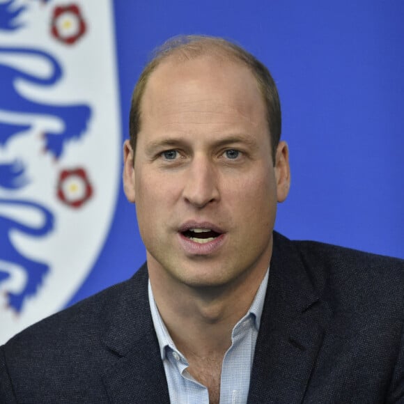 Le prince William, prince de Galles, lors d'une visite au parc St. George's à Burton upon Trent pour marquer le 10ème anniversaire du centre national de football du parc St George, le 5 octobre 2022. 