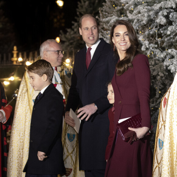 Le prince George de Galles, Le prince William, prince de Galles, Catherine (Kate) Middleton, princesse de Galles, La princesse Charlotte de Galles - La famille royale à la sortie de la messe "Together at Christmas" à l'Abbaye de Westminster le 15 décembre 2022. 