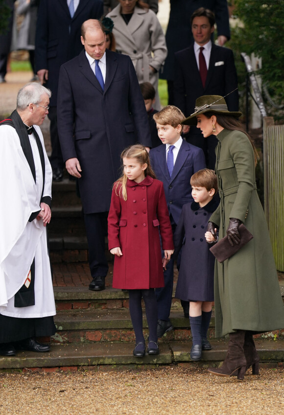 Le prince William, prince de Galles, et Catherine (Kate) Middleton, princesse de Galles, Le prince George de Galles, La princesse Charlotte de Galles - La famille royale d'Angleterre assiste au service religieux de Noël à l'église St Mary Magdalene à Sandringham, Norfolk le 25 décembre 2022. 