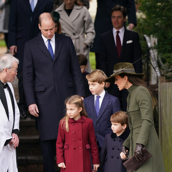 Le prince William, prince de Galles, et Catherine (Kate) Middleton, princesse de Galles, Le prince George de Galles, La princesse Charlotte de Galles - La famille royale d'Angleterre assiste au service religieux de Noël à l'église St Mary Magdalene à Sandringham, Norfolk le 25 décembre 2022. 