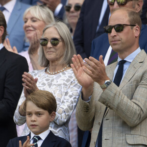 Le prince George de Cambridge, le prince William, duc de Cambridge - Catherine (Kate) Middleton remet le trophée à Novak Djokovic, vainqueur du tournoi de Wimbledon le 10 juillet 2022. 