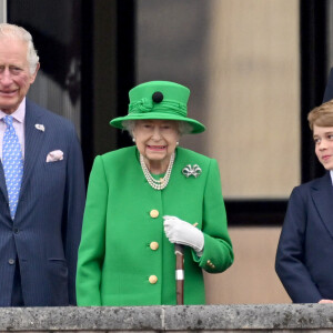 Le jeune homme devrait être accompagné de son père, le prince William. 
Le prince Charles, prince de Galles, La reine Elisabeth II d'Angleterre, le prince George de Cambridge et le prince William, duc de Cambridge - La famille royale regarde la grande parade qui clôture les festivités du jubilé de platine de la reine à Londres le 5 juin 2022. 