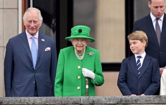 Le jeune homme devrait être accompagné de son père, le prince William. 
Le prince Charles, prince de Galles, La reine Elisabeth II d'Angleterre, le prince George de Cambridge et le prince William, duc de Cambridge - La famille royale regarde la grande parade qui clôture les festivités du jubilé de platine de la reine à Londres le 5 juin 2022. 