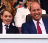 Celui-ci, cependant, aurait été clair : pas trop de pression sur les épaules de son fils, encore trop jeune. 
Le prince William, duc de Cambridge et son fils le prince George - Concert du jubilé de platine de la reine devant le palais de Buckingham à Londres le 4 juin 2022. 