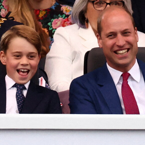 Celui-ci, cependant, aurait été clair : pas trop de pression sur les épaules de son fils, encore trop jeune. 
Le prince William, duc de Cambridge et son fils le prince George - Concert du jubilé de platine de la reine devant le palais de Buckingham à Londres le 4 juin 2022. 