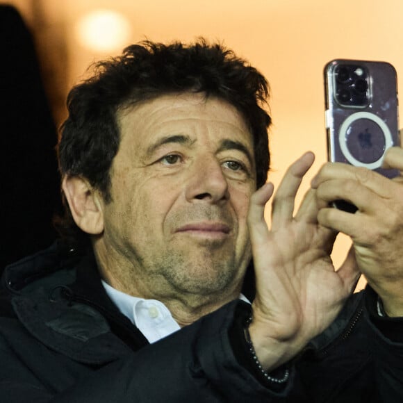 Patrick Bruel - People dans les tribunes du match aller des 8èmes de finale de la ligue des champions entre le PSG et le Bayern Munich au Parc des Princes à Paris le 14 février 2023.