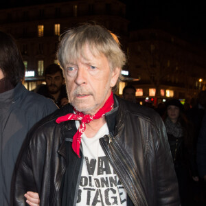 Le chanteur Renaud (Renaud Séchan) participe à un rassemblement spontané en hommage aux victimes des attentats de Charlie Hebdo Place de la République, à Paris, le 7 janvier 2016, scandant le slogan "même pas peur" un an jour pour jour après l'attaque terroriste.