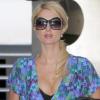 Paris Hilton, de sortie pour une séance de shopping... et affichant une bague à l'annulaire gauche, mardi 23 février à Beverly Hills.