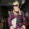 Paris Hilton, de sortie pour une séance de shopping... et affichant une bague à l'annulaire gauche, mardi 23 février à Beverly Hills.